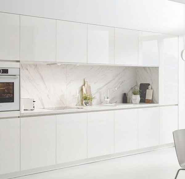 مدل کابینت سفید یکدست و طوسی و نقره ای و مدرن
