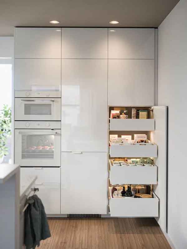 مدل کابینت سفید یکدست و طوسی و نقره ای و مدرن