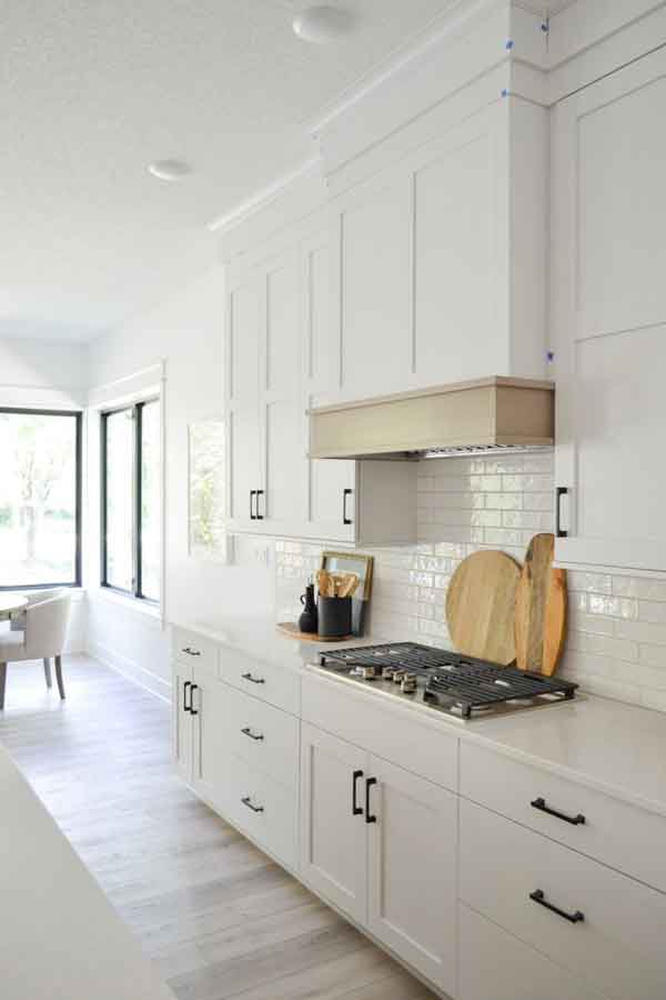 مدل کابینت سفید یکدست و طوسی و نقره ای و مدرن