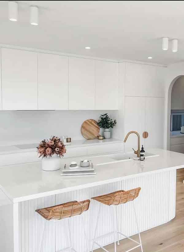 مدل کابینت سفید یکدست و طوسی و نقره ای و مدرن