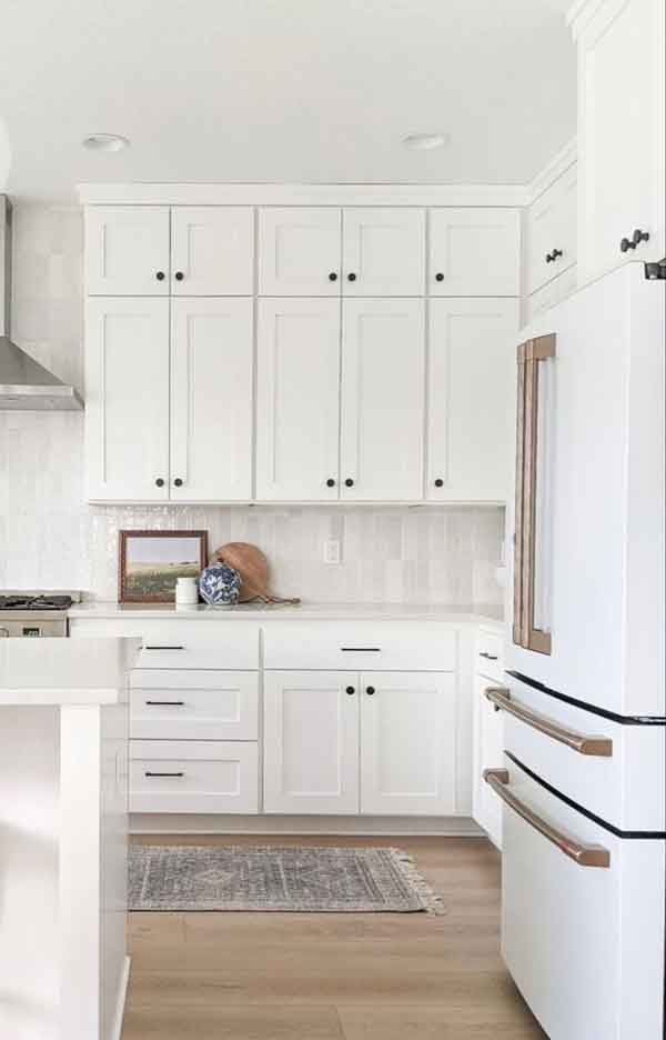 مدل کابینت سفید یکدست و طوسی و نقره ای و مدرن