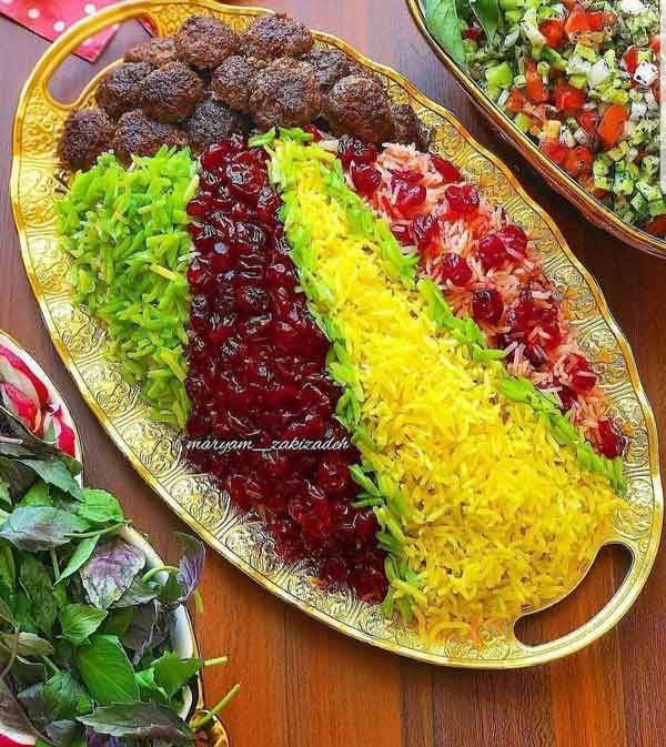 تزیین برنج با زعفران مجلسی با زرشک پسته با قالب و داخل دیس