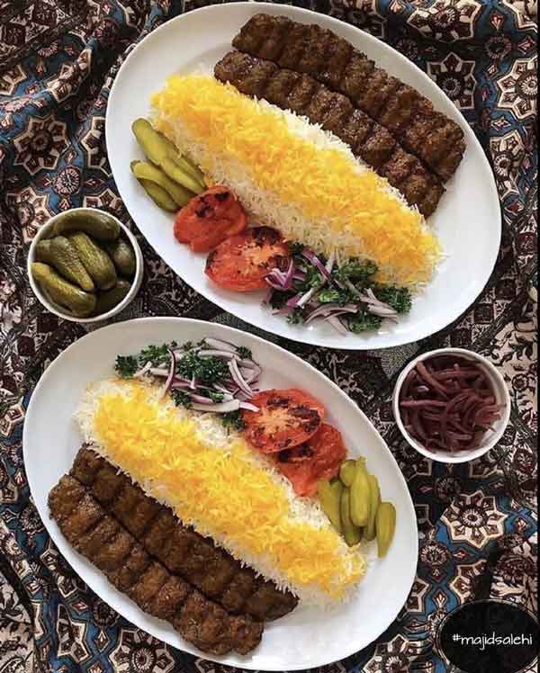 تزیین برنج با زعفران مجلسی با زرشک پسته با قالب و داخل دیس