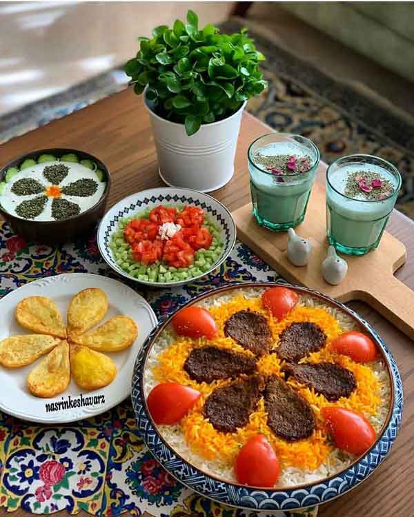 تزیین برنج با زعفران مجلسی با زرشک پسته با قالب و داخل دیس