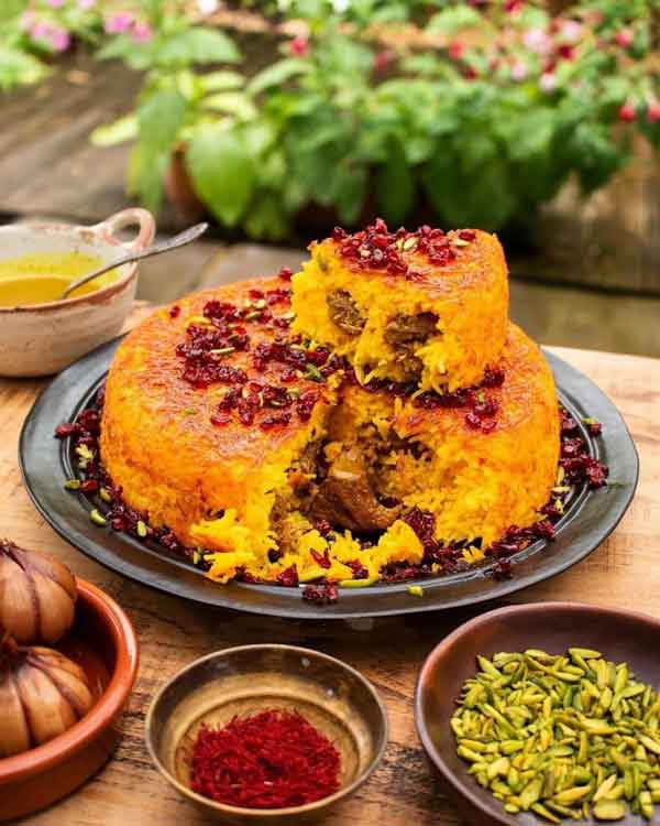 تزیین برنج با زعفران مجلسی با زرشک پسته با قالب و داخل دیس