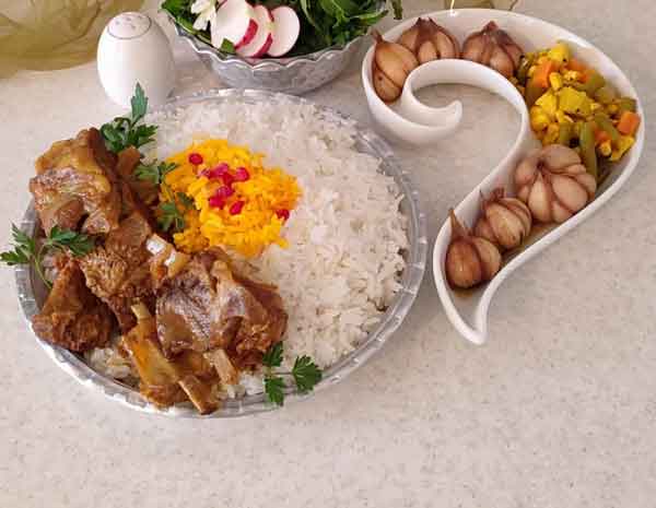 تزیین چلو گوشت مجلسی در دیس و تکی همراه با دسر