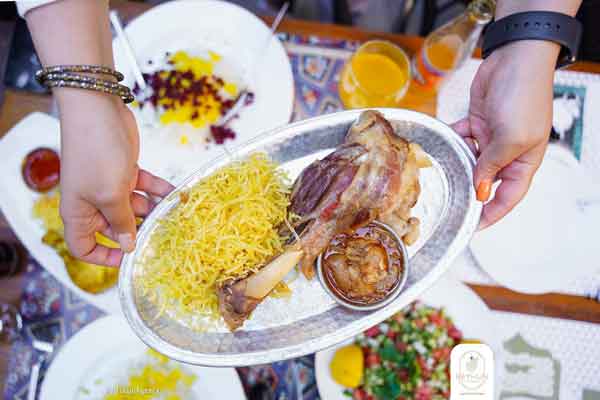 تزیین چلو گوشت مجلسی در دیس و تکی همراه با دسر