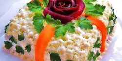 تزیین سالاد الویه برای مهمانی در خانه با خیارشور و نخود فرنگی