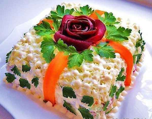 تزیین سالاد الویه برای مهمانی در خانه با خیارشور و نخود فرنگی