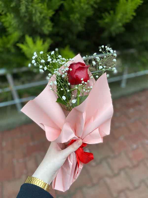 تزیین گل رز تک شاخه با کنف و روبان برای هدیه