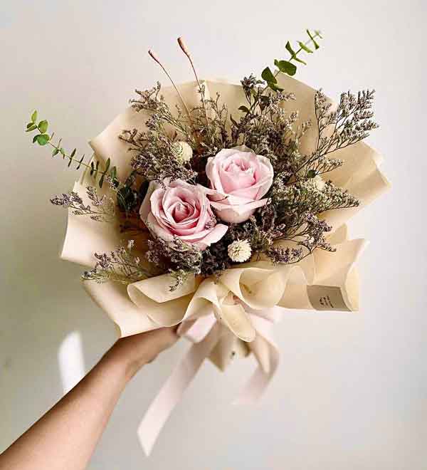 تزیین گل رز تک شاخه با کنف و روبان برای هدیه