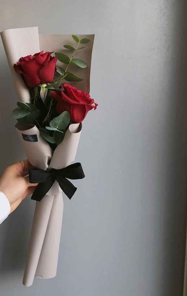 تزیین گل رز تک شاخه با کنف و روبان برای هدیه