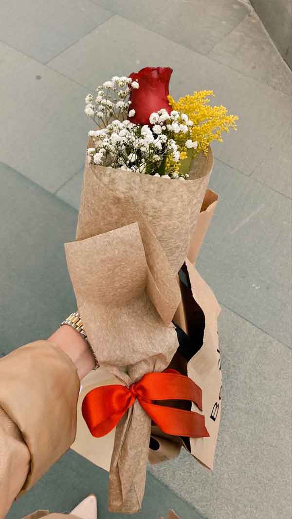 تزیین گل رز تک شاخه با کنف و روبان برای هدیه