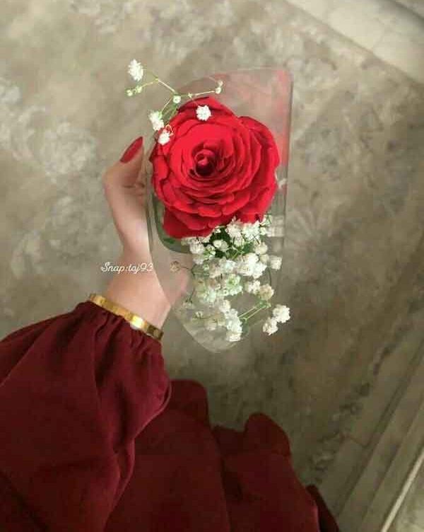تزیین گل رز تک شاخه با کنف و روبان برای هدیه