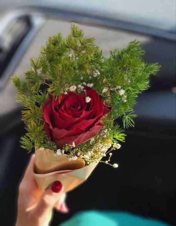 تزیین گل رز تک شاخه با کنف و روبان برای هدیه