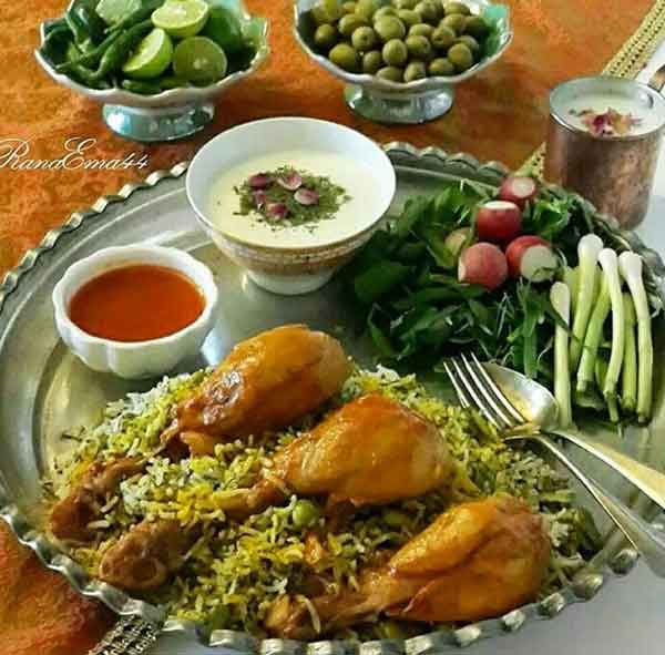 تزیین مرغ تکه ای و درسته در دیس همراه با گوجه و سیب زمینی