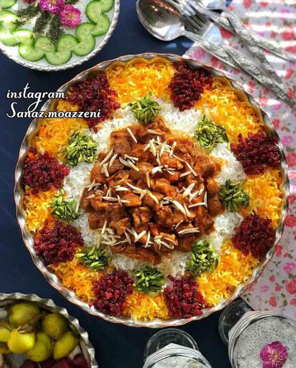 تزیین مرغ تکه ای و درسته در دیس همراه با گوجه و سیب زمینی