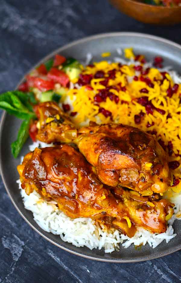 تزیین مرغ تکه ای و درسته در دیس همراه با گوجه و سیب زمینی