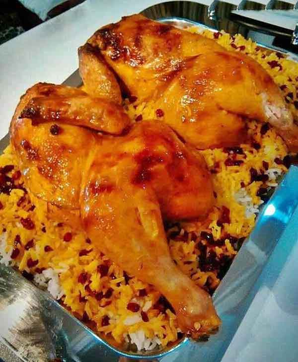 تزیین مرغ تکه ای و درسته در دیس همراه با گوجه و سیب زمینی