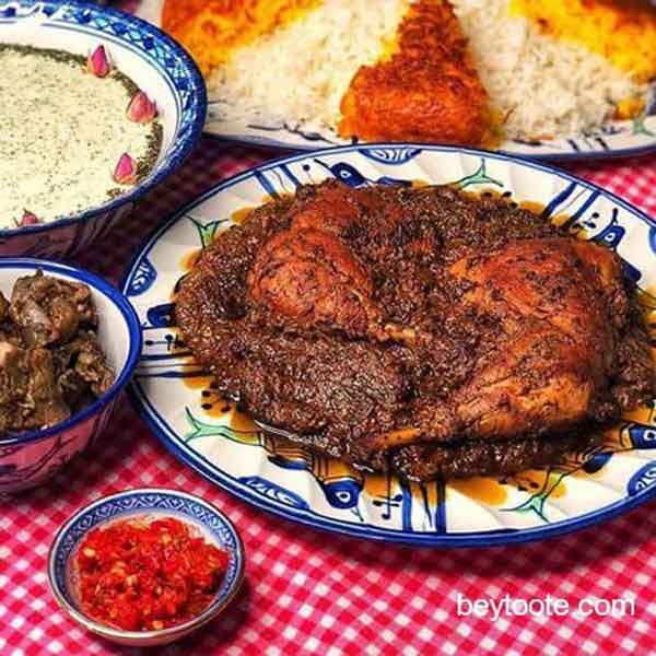 تزیین مرغ تکه ای و درسته در دیس همراه با گوجه و سیب زمینی