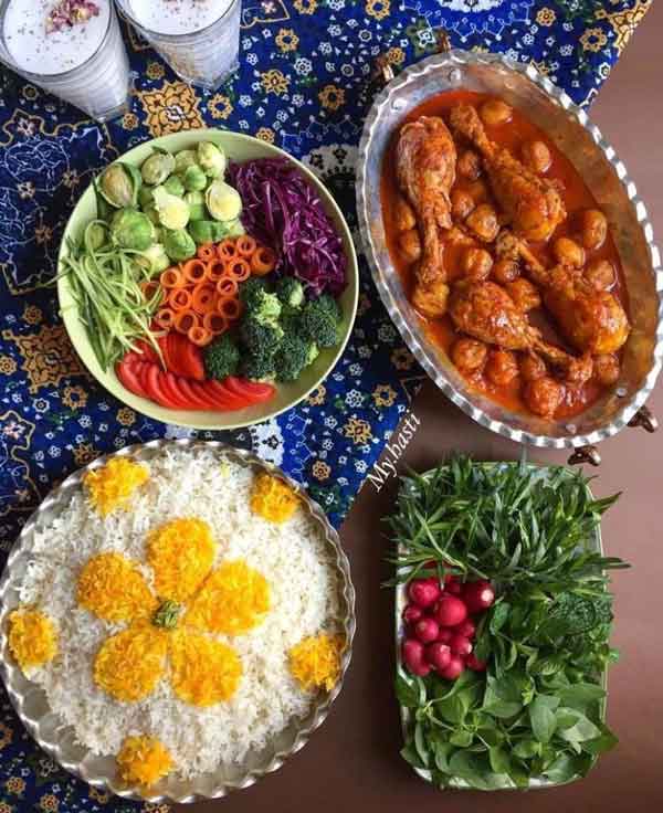 تزیین مرغ تکه ای و درسته در دیس همراه با گوجه و سیب زمینی