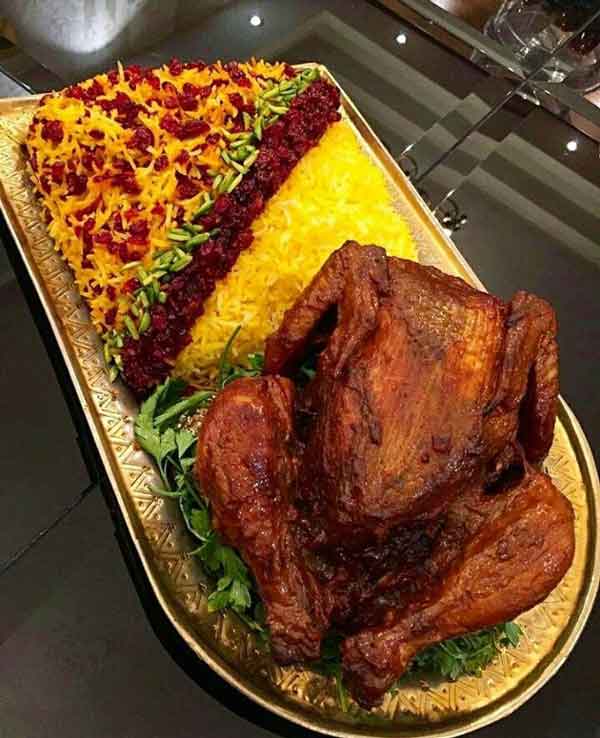 تزیین مرغ تکه ای و درسته در دیس همراه با گوجه و سیب زمینی