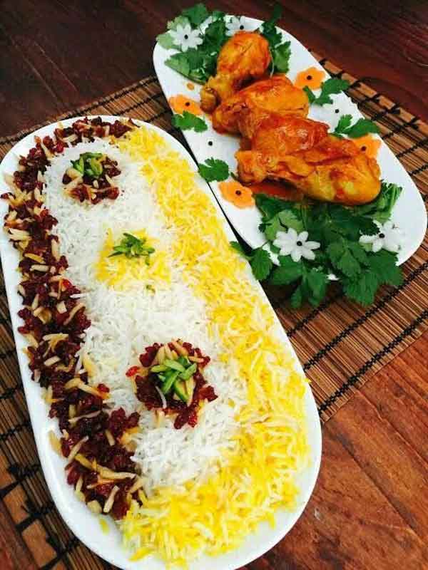 تزیین مرغ تکه ای و درسته در دیس همراه با گوجه و سیب زمینی