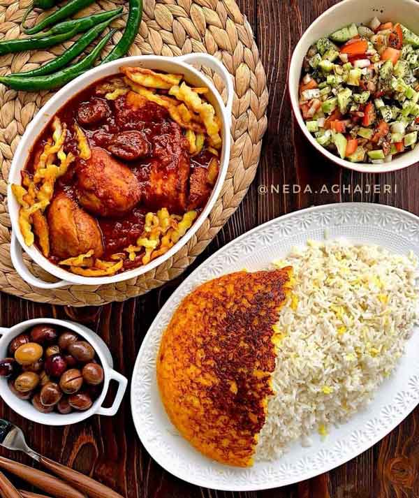 تزیین مرغ تکه ای و درسته در دیس همراه با گوجه و سیب زمینی