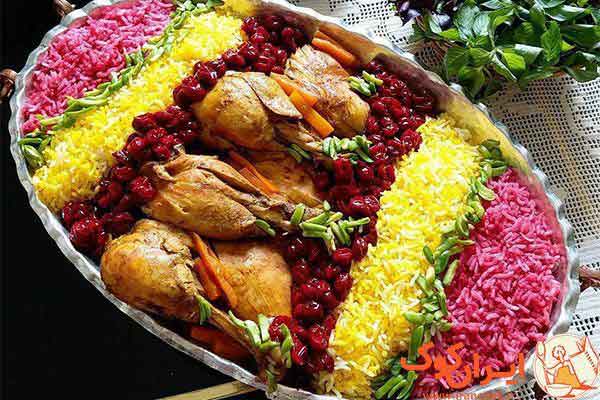 تزیین مرغ تکه ای و درسته در دیس همراه با گوجه و سیب زمینی