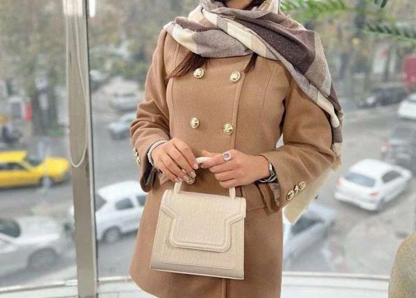 مدل مانتو پاییزه ۱۴۰۲ زیبا ساده ترند شده با استایل های به روز