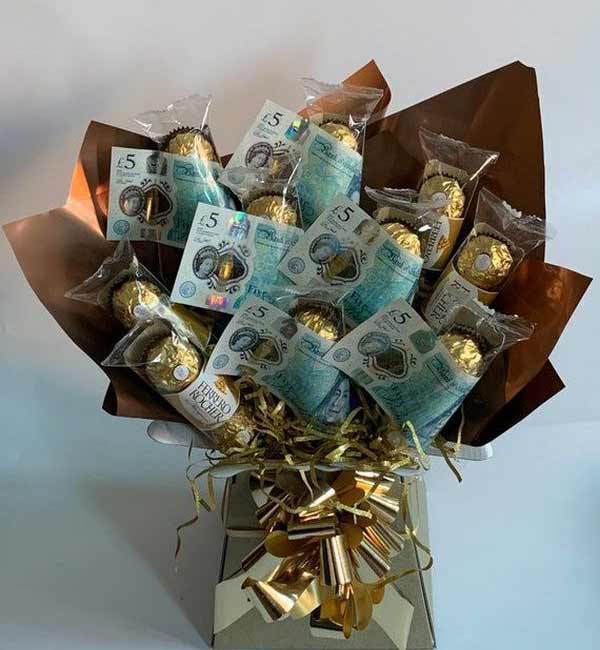 تزیین پول همراه با گل و شکلات با ایده های جذاب و دوست داشتنی