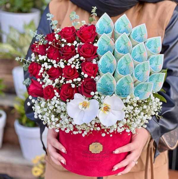 تزیین پول همراه با گل و شکلات با ایده های جذاب و دوست داشتنی