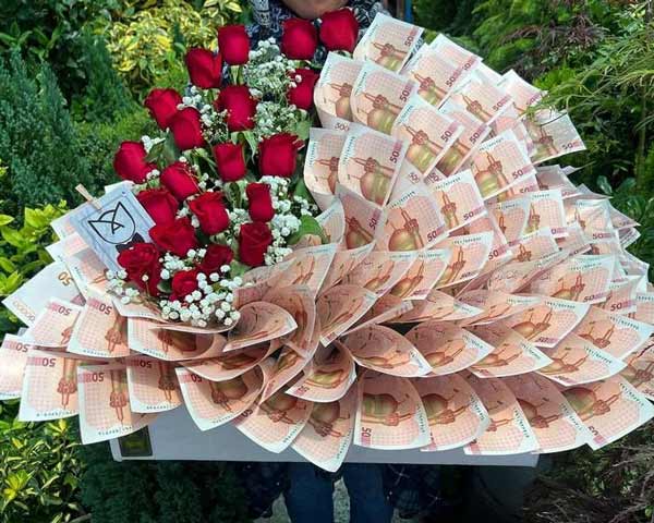 تزیین پول همراه با گل و شکلات با ایده های جذاب و دوست داشتنی