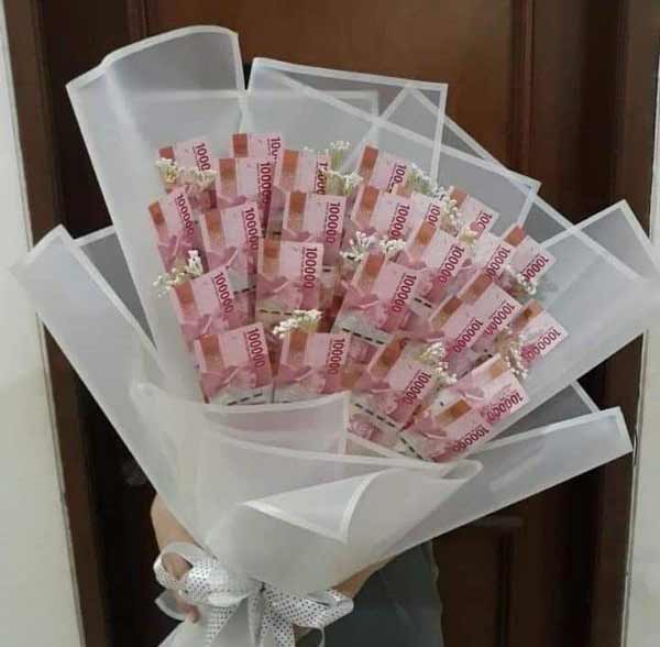 تزیین پول همراه با گل و شکلات با ایده های جذاب و دوست داشتنی