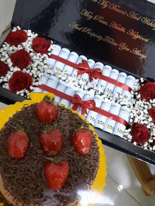 تزیین پول همراه با گل و شکلات با ایده های جذاب و دوست داشتنی
