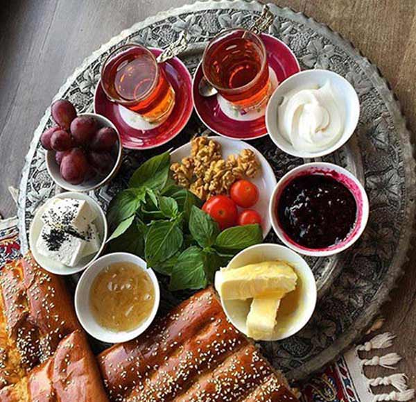 تزیین صبحانه عروس دونفره با ایده های زیبا خلاقانه باسلیقه و متنوع