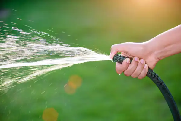 تعبیر خواب آب بازی با شلنگ برای زن متاهل و باردار و دختر مجرد از روانشناسی