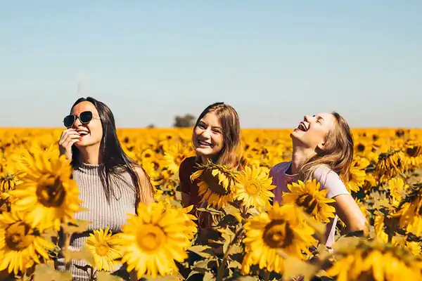 تعبیر خواب خوشحال بودن دوست برای زن متاهل و باردار و دختر مجرد از روانشناسی