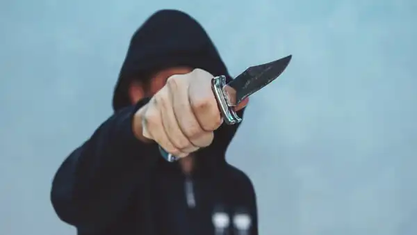 تعبیر خواب چاقو خوردن برادر برای زن متاهل و باردار و دختر مجرد از روانشناسی