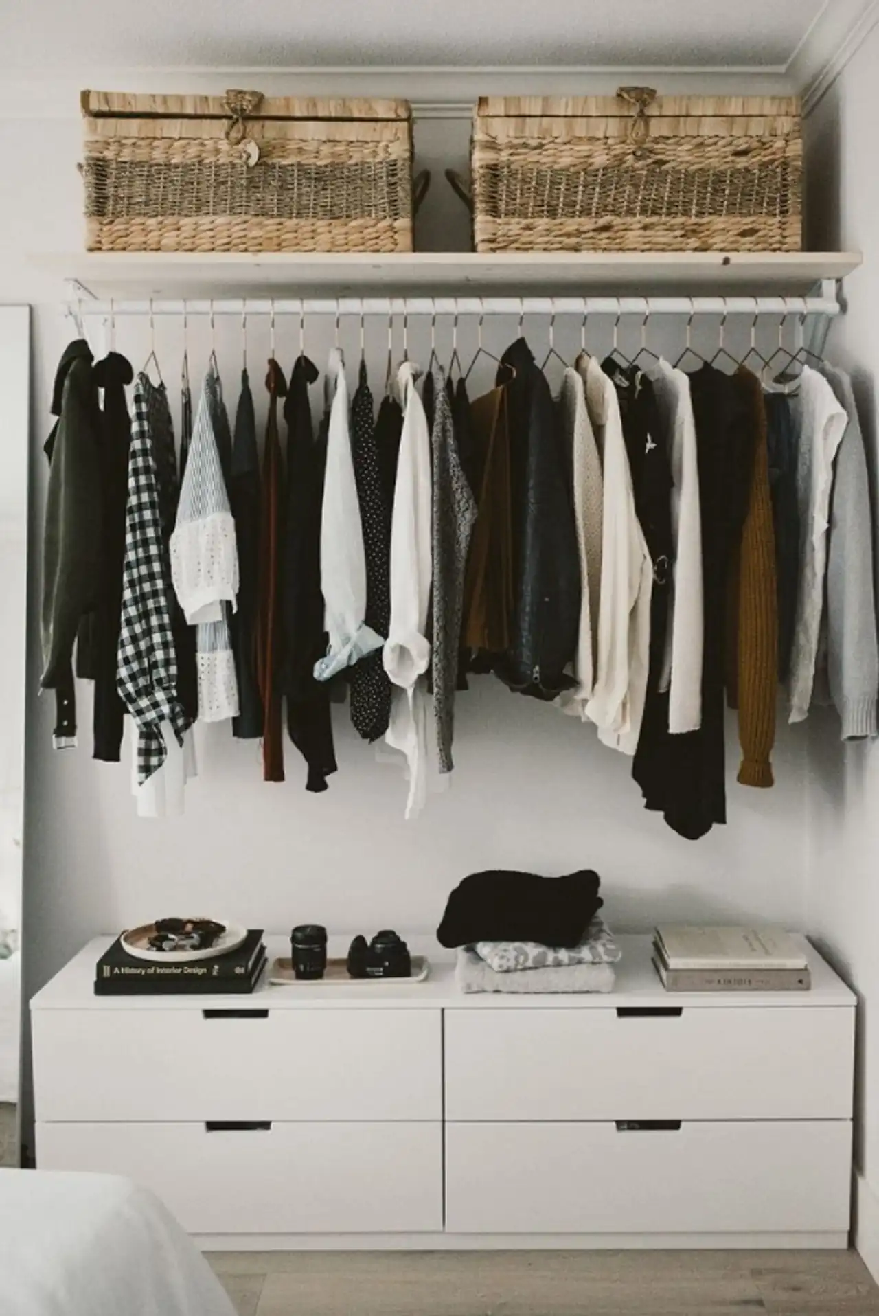 عکس چیدمان کمد دیواری برای لباس و رخت خواب + ایده های کاربردی و خفن